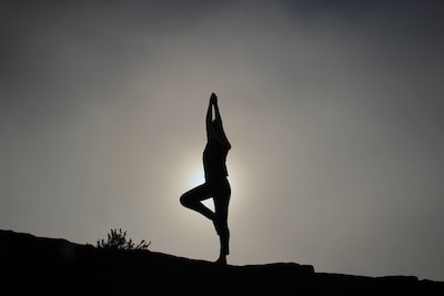 Yoga nu : les avantages et bienfaits d’une pratique rafraîchissante